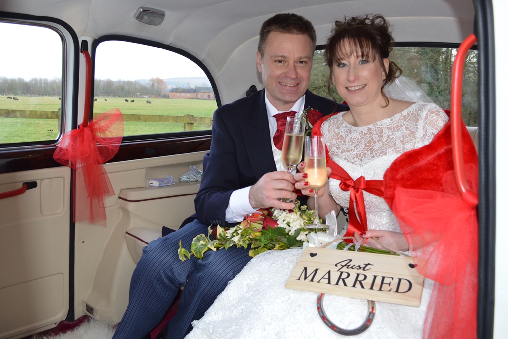 Melanie and Mark in the Fairway wedding car