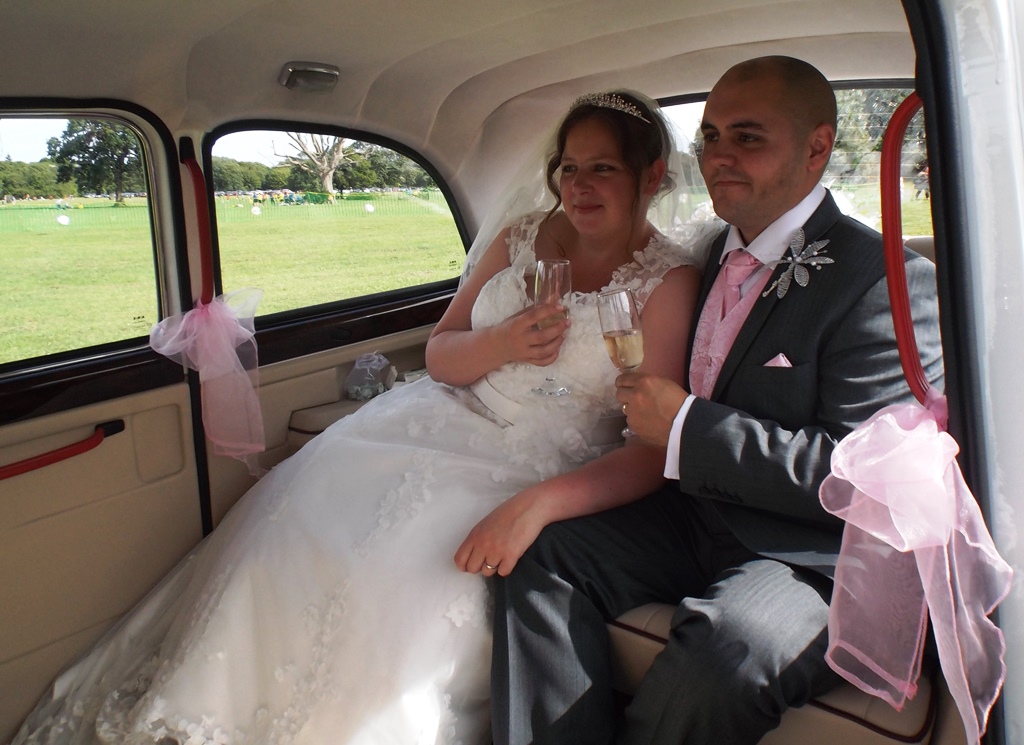 Kellyanne and Lee in our Fairway wedding car