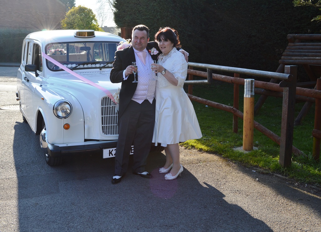 Kirsty and Robin with Fairway wedding car