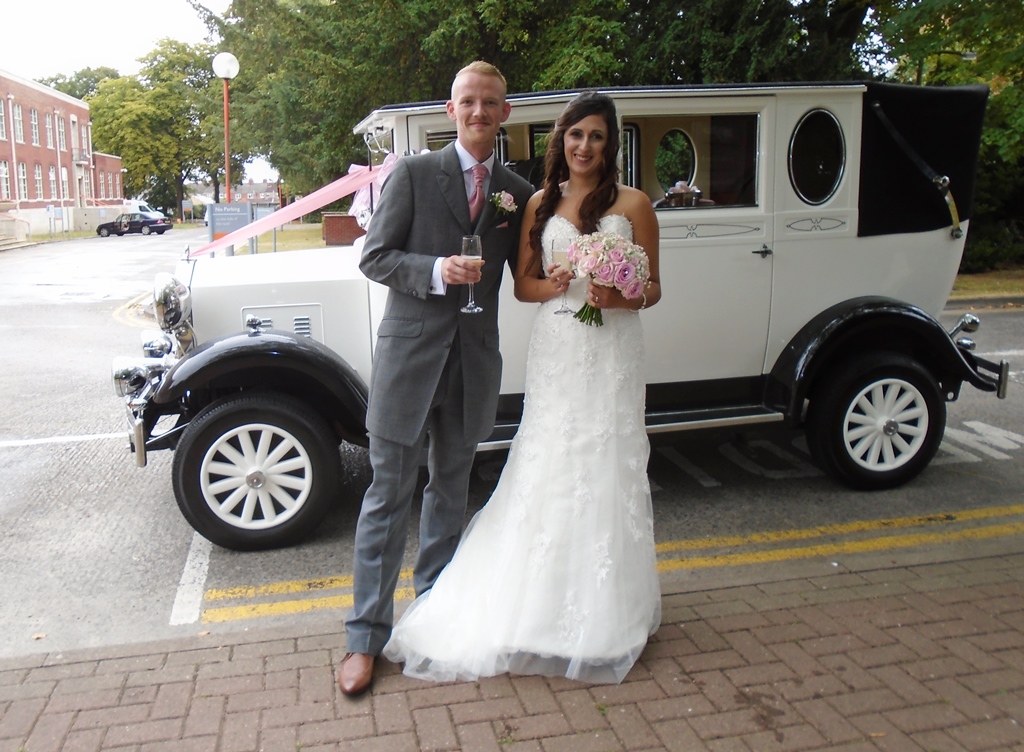 Swindon Register Office wedding for Sophie & Stephen